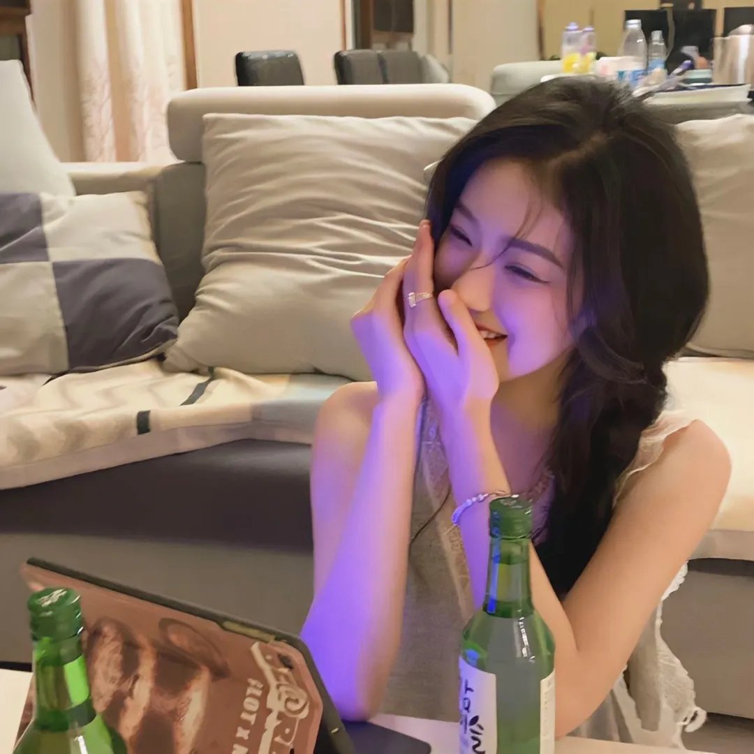 黑料网站 - 某顶流男星被曝与经纪人隐婚三年，女方已孕
